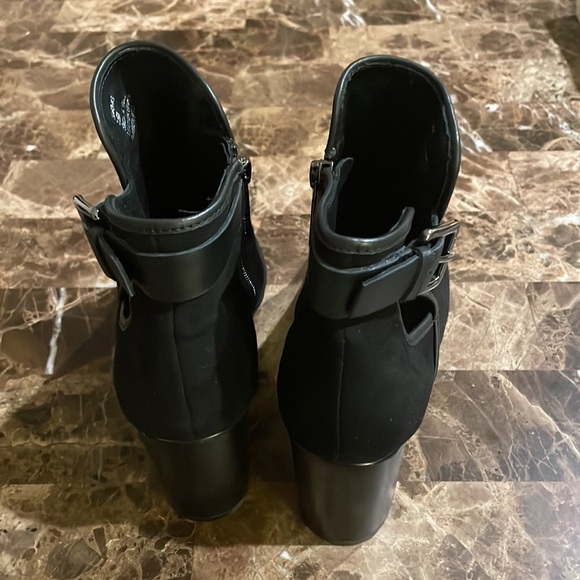 Donald J.Pliner - Picture 3 of 10